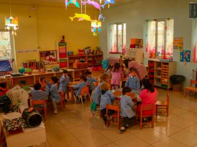 A questo proposito la signora ci conduce nell�aula dove i piccoli, con indosso grembiuli rosa e celesti...